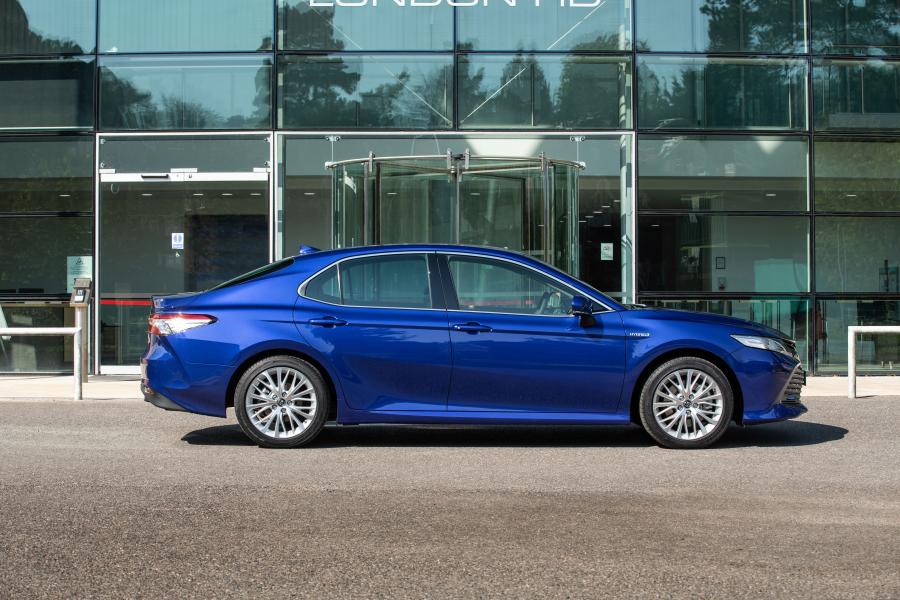  Toyota Camry Hybrid 2019 года  (UK) (фото 16 из 40)